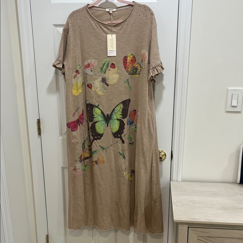 Beautiful cream dress. It’s brand new with tags on it.